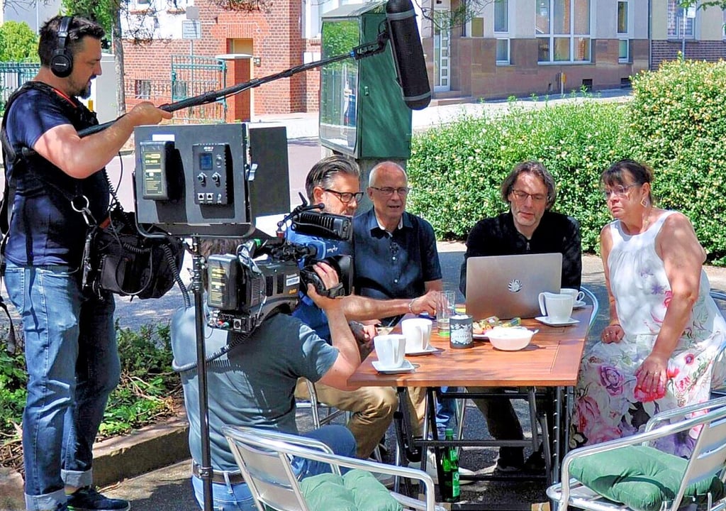 Aus Anlass des bevorstehenden Kinojubiläums wurden Lars Hoffmann (2. v. li.) und Claudia Kassler vom Genthiner Kino von einem MDR-Team besucht. Dieses filmte die Kinobetreiber bei Vorbesprechungen zum Jubiläumstag mit dem Genthiner Filmemacher Andy Kaiser und dessen Mitarbeiter David Schulz (li.).