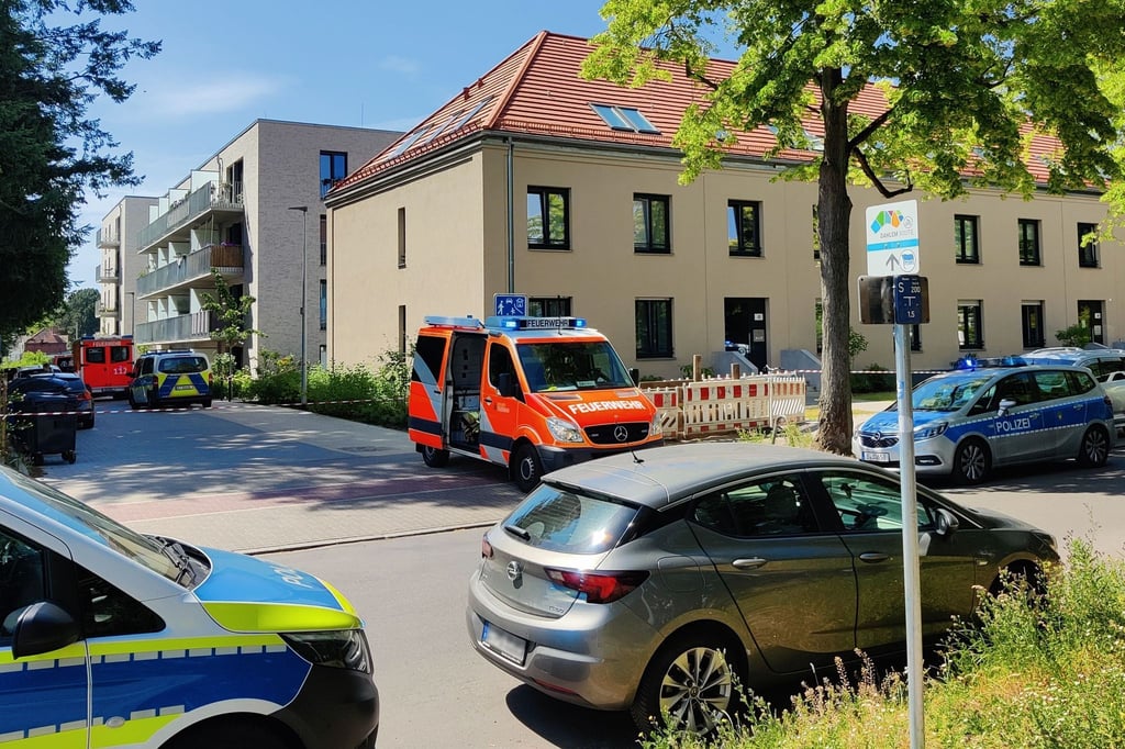 Wegen eines mutmaßlichen Tötungsdelikts sind Polizei und Feuerwehr am Samstag nach Zehlendorf alarmiert worden.