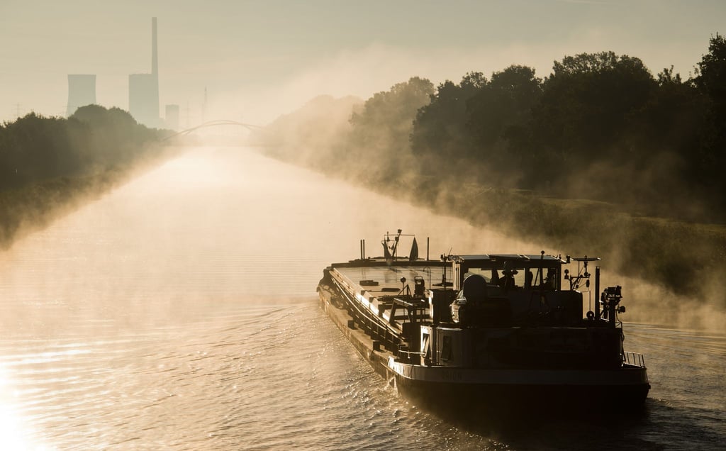 Ein Frachtbinnenschiff und ein Ausflugsschiff waren nach Angaben der Feuerwehr bei einem Überholmanöver auf dem Mittellandkanal zusammengestoßen. (Symbolbild)