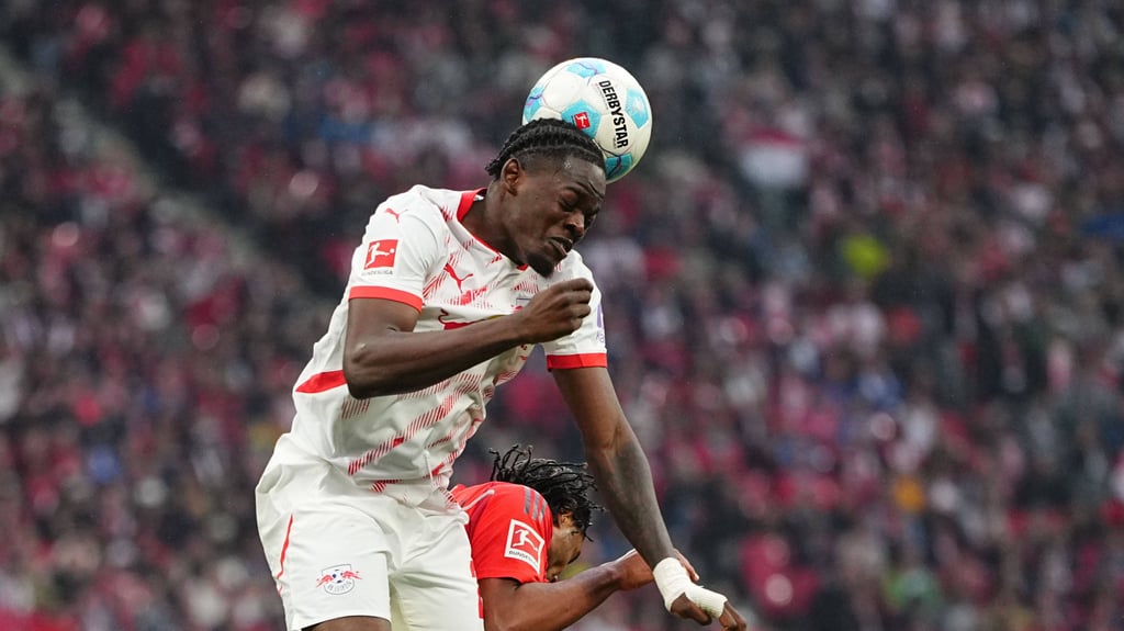 Castello Lukeba (l.) im Spiel gegen den FC Bayern.