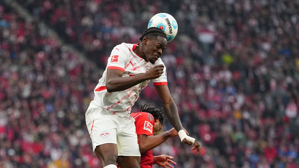 Castello Lukeba (l.) im Spiel gegen den FC Bayern.