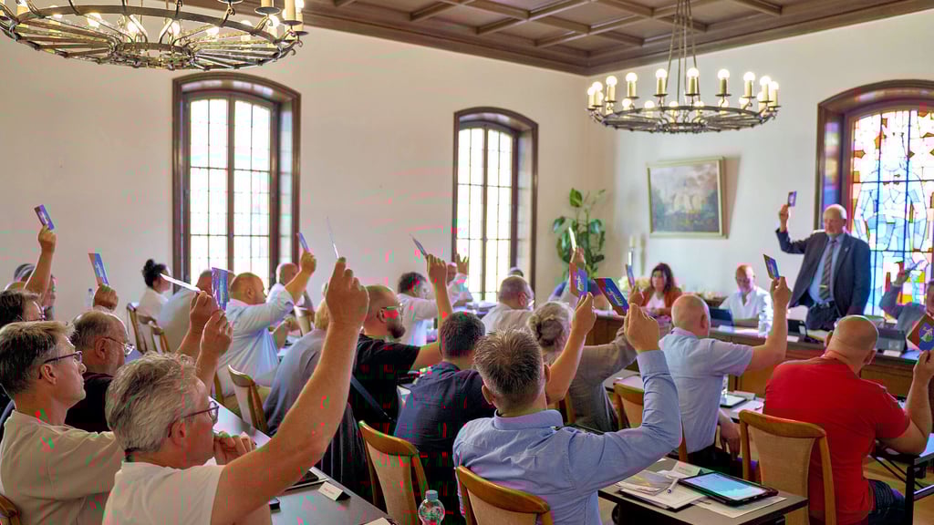 Die AfD stellt sich gegen die geplante Abstimmung zur Elbfähre und fordert die Streichung des Tagesordnungspunkts.