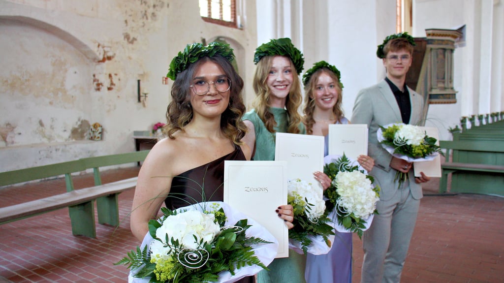 Die Besten aus dem Osterburger Abiturjahrgang 2025 (von links): Janina Herte (1,0), Svenja Hennigs (1,1), Charlize Rennspieß (1,3) und Johann Moesenthin (1,0).