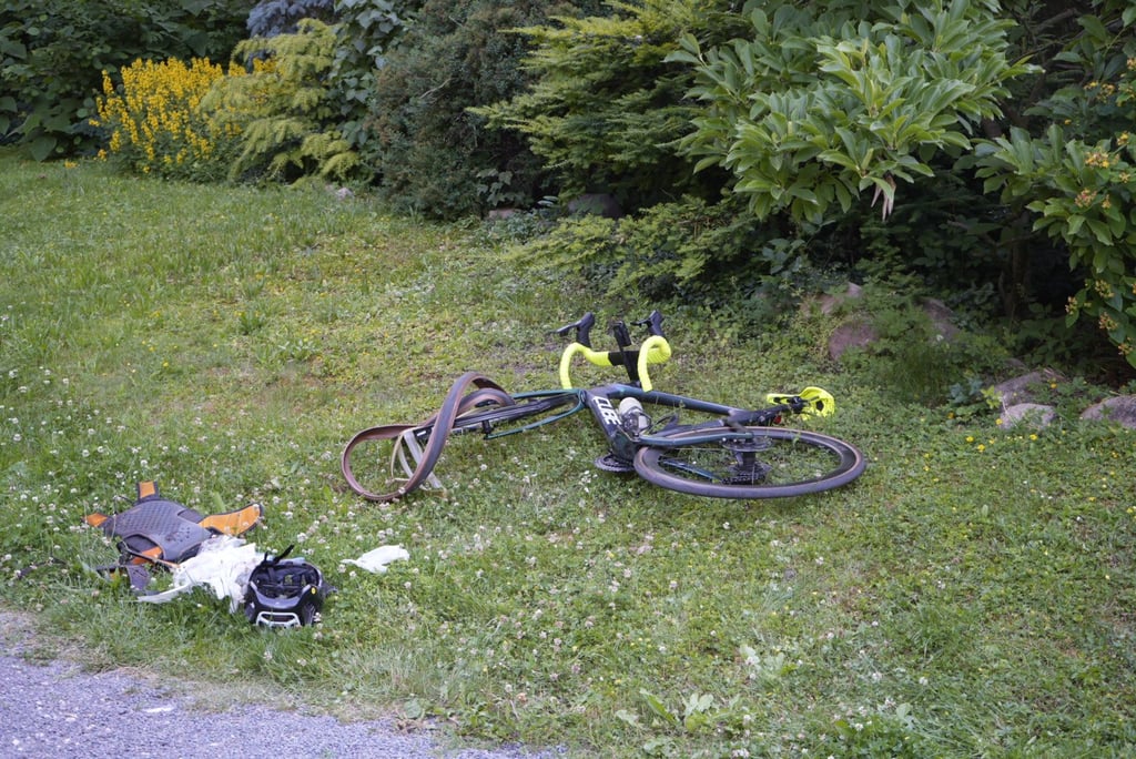 Das stark beschädigte Rennrad nach dem Unfall in Cösitz.