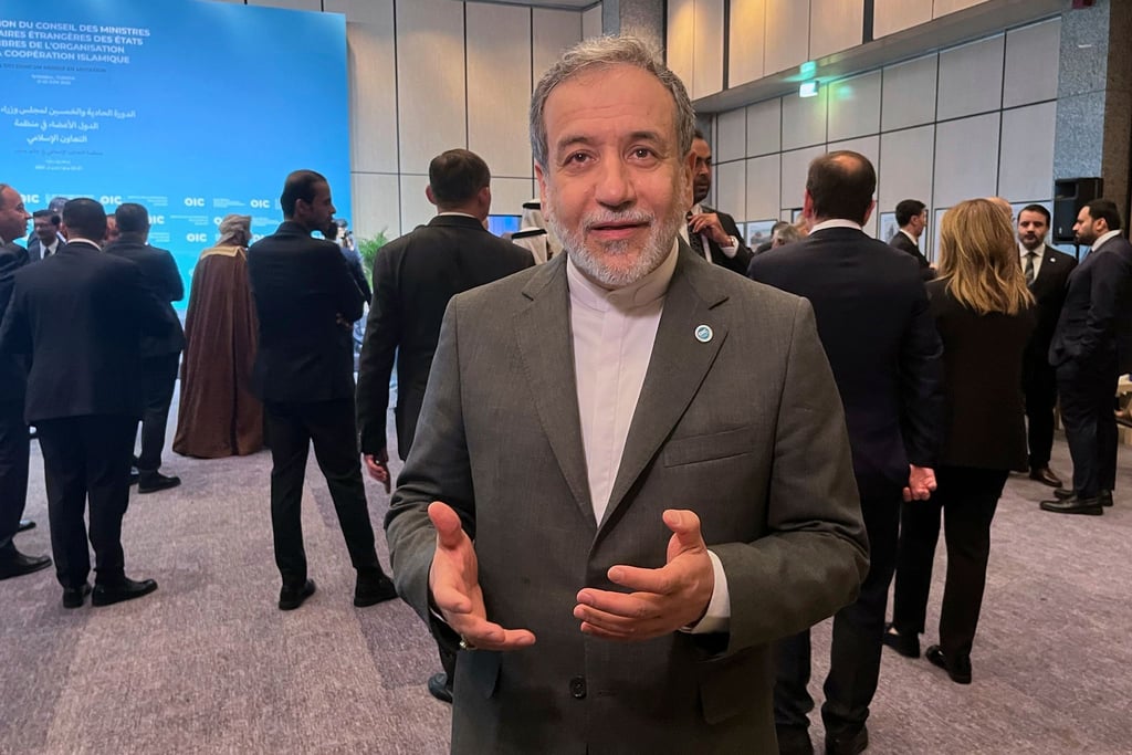 Der iranische Außenminister Abbas Araghtschi nimmt in Istanbul an einem Treffen der Organisation für islamische Zusammenarbeit teil.