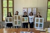Gruppenbild mit Künstlerin: Laura Kowalski-Köpke (2. v. r.) leitet in diesem Jahrgang das Jugendkunstprojekt "Young Artists..." der Gesellschaft der Freunde des Dessau-Wörlitzer Gartenreichs im historischen Gasthof "Zum Eichenkranz" in Wörlitz. Es ist bereits die fünfte Auflage.