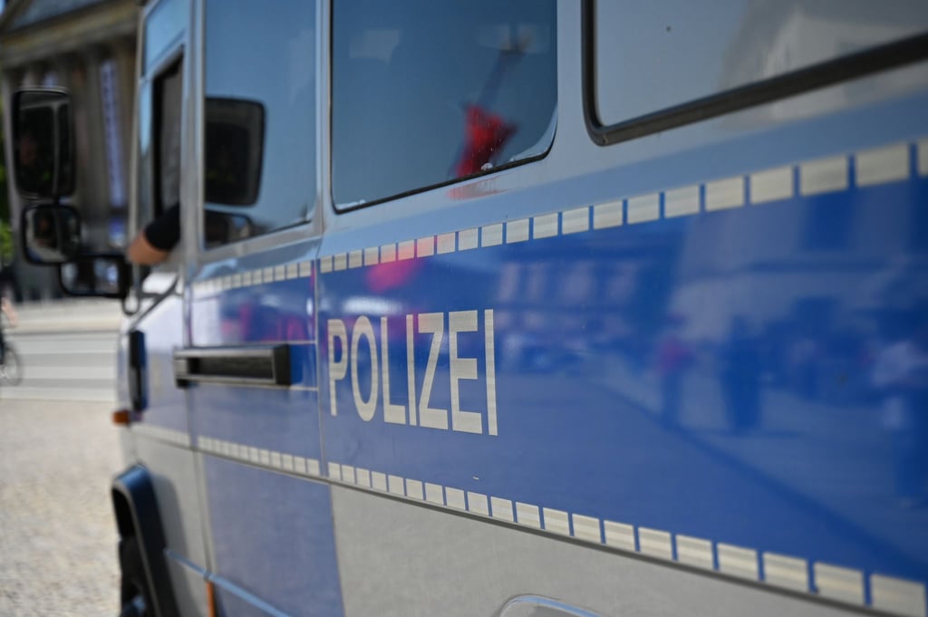 Polizisten haben einen jungen Mann überwältigt, der einen Mann mit Davidstern bedrohte. (Symbolbild)