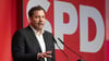 SPD-Chef Klingbeil spricht auf dem Parteitag in Dresden.