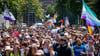 Rund 10.000 Menschen sind beim Christopher Street Day in Oldenburg durch die Innenstadt gezogen.