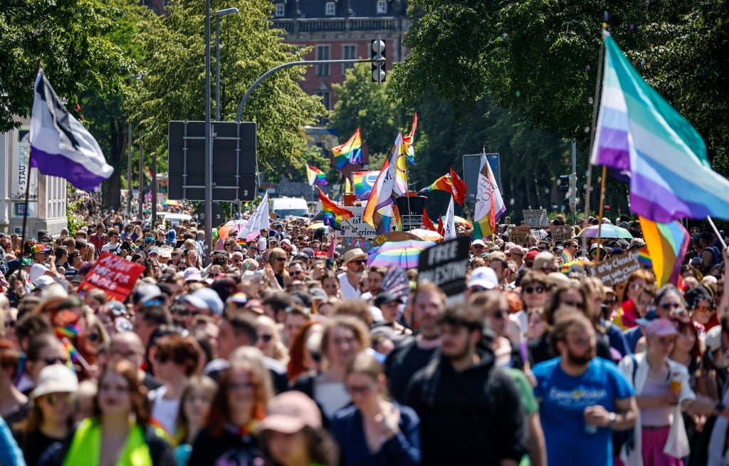 Rund 10.000 Menschen sind beim Christopher Street Day in Oldenburg durch die Innenstadt gezogen.