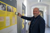 Johannes Beleites scannt einen QR-Code und hört eine Tonbandaufnahme einer Betriebsversammlung  in Wernigerode nach dem Volksaufstand.