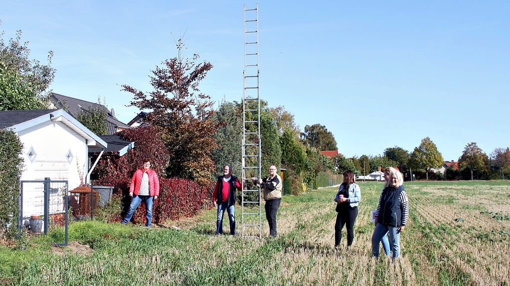 Mit einer sieben Meter hohen Leiter veranschaulichten die Anwohner der Sperberwegs die Höhe der künftigen Häuser, die laut aktuellen Planungen sogar zehn Meter hoch sein dürfen.