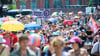 Hunderte nehmen in Eberswalde am zweiten Christopher Street Day teil.
