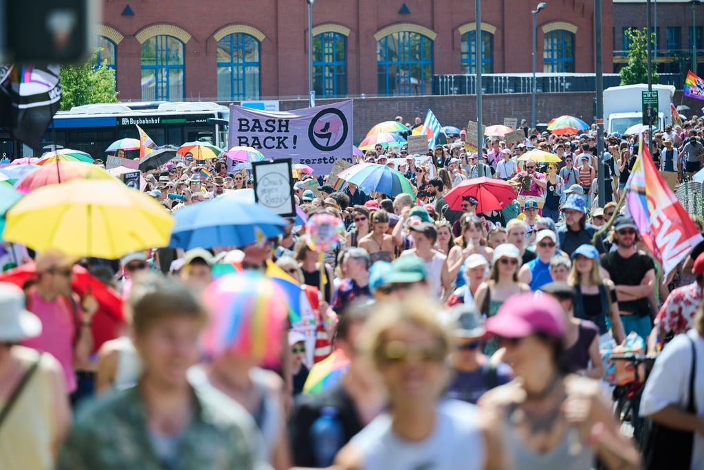 Hunderte nehmen in Eberswalde am zweiten Christopher Street Day teil.