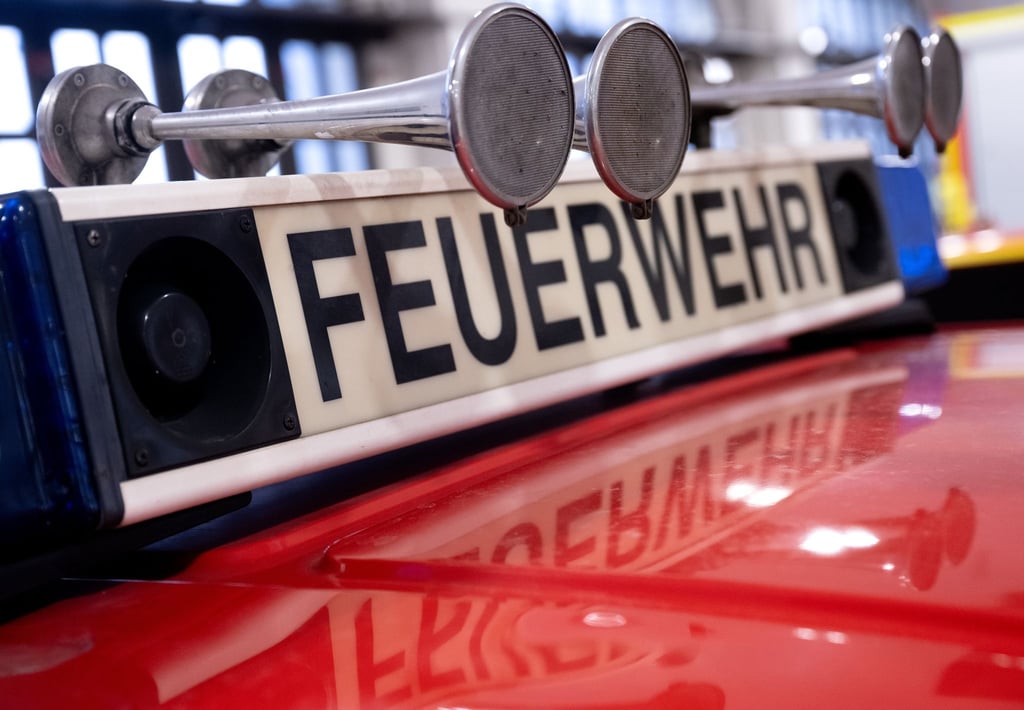 Bei einem Feuer in einem Wohnhaus entstand hoher Sachschaden. (Symbolbild)