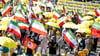 In Berlin demonstrieren Menschen gegen die islamische Führung des Iran.