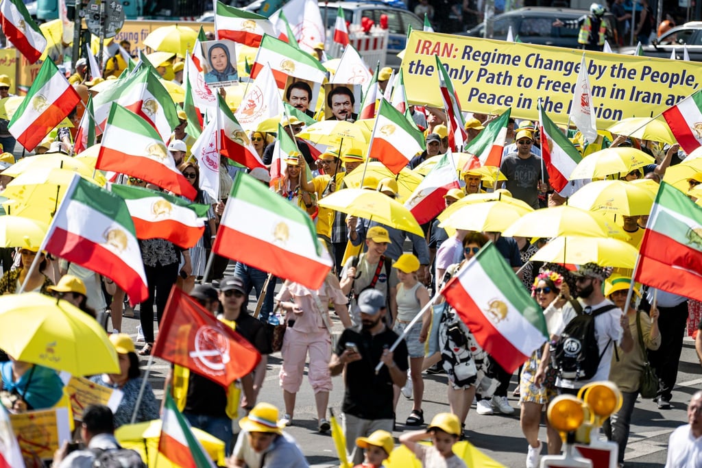 In Berlin demonstrieren Menschen gegen die islamische Führung des Iran.