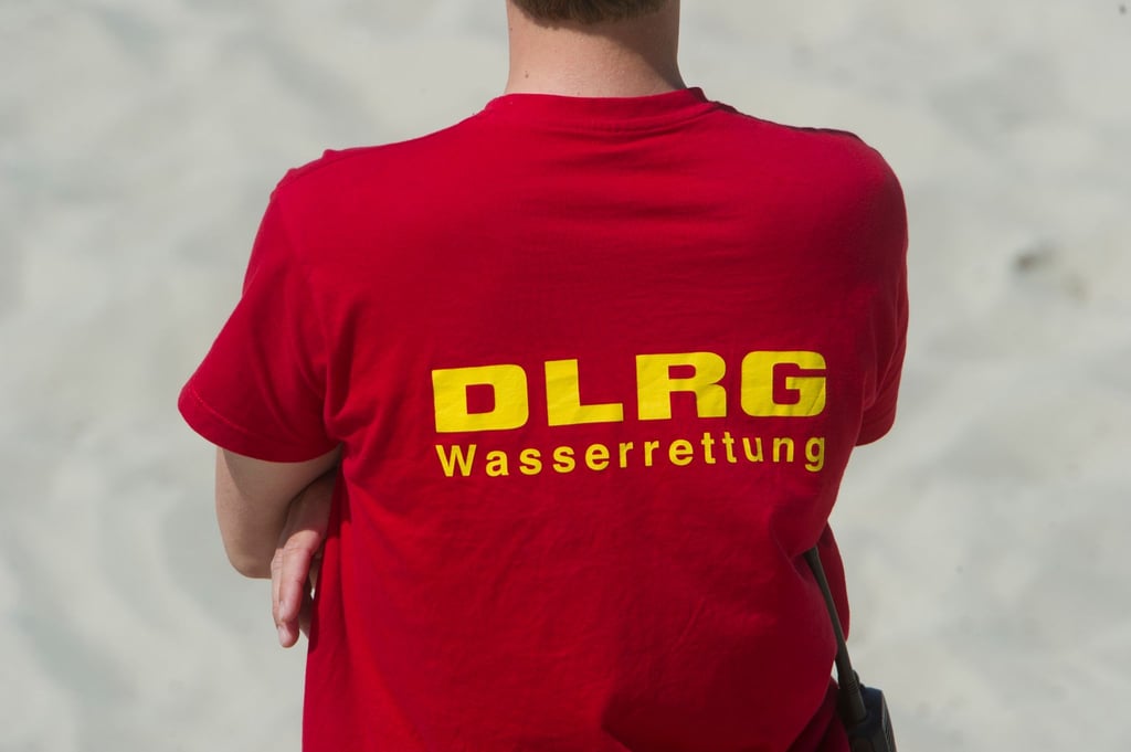 Ein Rettungsschwimmer der DRLG rettete am Samstagnachmittag zwei Menschen vor dem Ertrinken. (Symbolfoto)