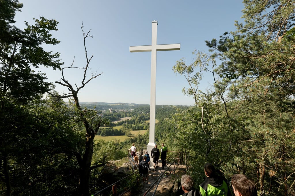 12 Meter hoch und 1,2 Tonnen schwer: Die Stadt Greiz hat ihr Wahrzeichen zurück. Ein Hubschrauber hat das Sophienkreuz, auch „Weißes Kreuz“ genannt, am Samstagmorgen zu dem schwer zugänglichen Aussichtspunkt auf dem Hirschstein gebracht. Dort thront das denkmalgeschützte Kreuz bereits seit 1838. Sturm und Witterung hatten dem 1985 installierten, alten Kreuz stark zugesetzt.
