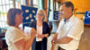 In der ersten Pause steht Erfahrungsaustausch auf dem Programm.  Jessens Bürgermeister Michael Jahn (rechts) unterhält       sich in Annaburg mit  Heike Wunschik (links) von der  Agentur für Arbeit  und  Kirsten  Frohnert vom Netzwerkbüro „Erfolgsfaktor  Familie“. 