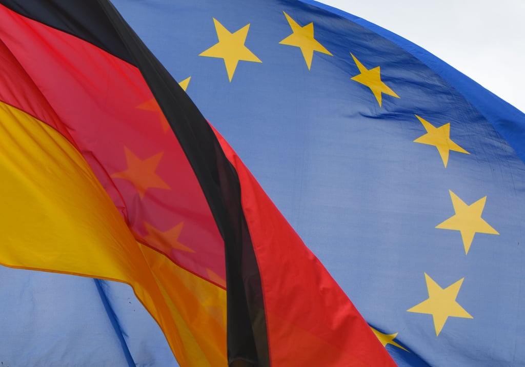 Die Deutschlandfahne, aber auch die Europa-Flagge dürfen jetzt vor der Schule in Kayna wehen.