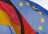 Die Deutschlandfahne, aber auch die Europa-Flagge dürfen jetzt vor der Schule in Kayna wehen.  