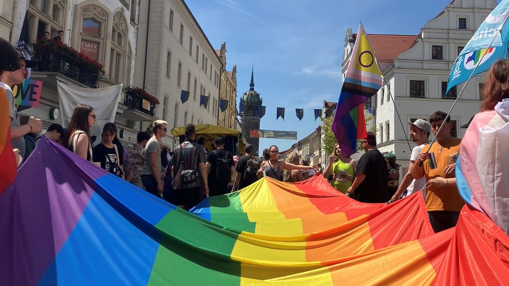 Rund 460 Menschen demonstrieren beim ersten CSD in Wittenberg für Vielfalt.