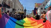 Rund 460 Menschen demonstrieren beim ersten CSD in Wittenberg für Vielfalt.