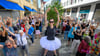 Tanzen unter freiem Himmel: Hunderte beteiligten sich in der Kulturhauptstadt Chemnitz am Guinness-Weltrekord-Versuch der größten und am längsten tanzenden Ballettklasse.