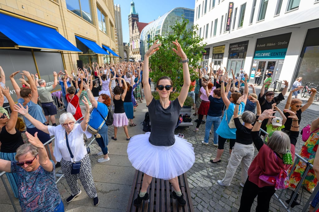 Tanzen unter freiem Himmel: Hunderte beteiligten sich in der Kulturhauptstadt Chemnitz am Guinness-Weltrekord-Versuch der größten und am längsten tanzenden Ballettklasse.