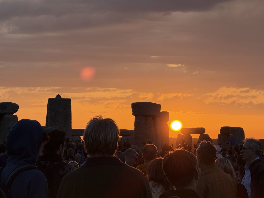 Dass in Stonehenge schon seit Jahrtausenden gefeiert werde, mache etwas mit einem, sagt eine Besucherin.