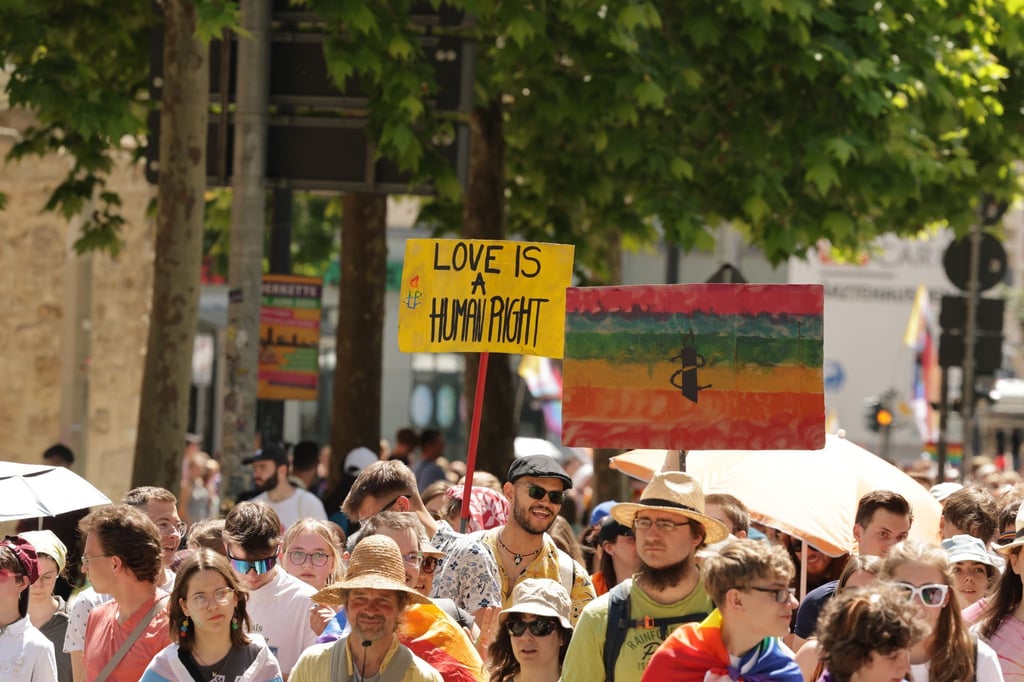 Unter dem Motto „Nie wieder still! – Weil Vielfalt leuchten will!“ zogen Tausende Teilnehmer des Christopher Street Days bei sommerlichen Temperaturen durch die Jenaer Innenstadt.