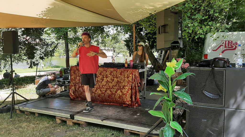 Der Rapper MVX aus Halle auf der Bühne an der Burg Giebichenstein