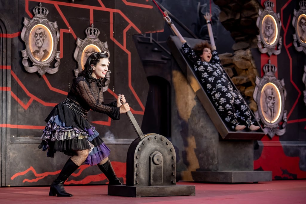 Sandra Leitner als Wednesday und Luisa Meloni als Pugsley auf der Streckbank.