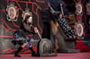 Sandra Leitner als Wednesday und Luisa Meloni als Pugsley auf der Streckbank.