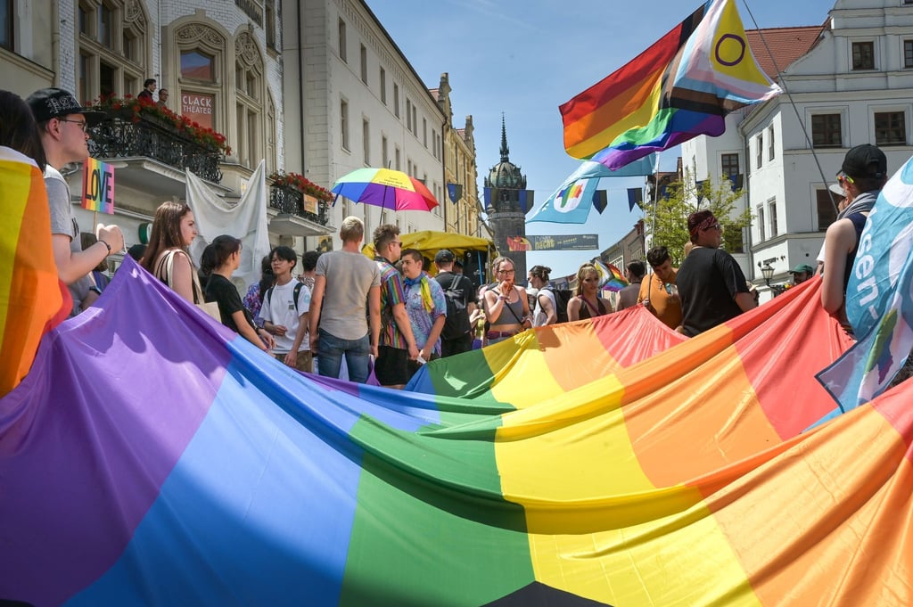 Laut Polizei haben am ersten Wittenberger CSD 460 Menschen teilgenommen.