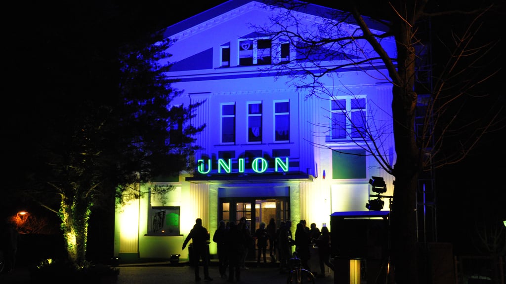 Das Genthiner Union Kino mit einer farbigen Beluchtung während einer Sondervorführung.