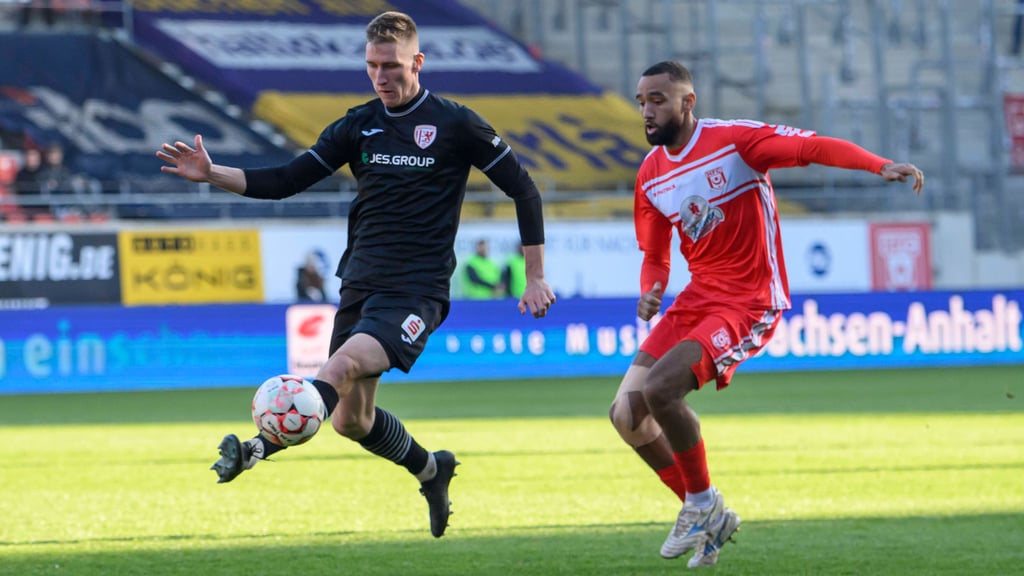 Pascal Schmedemann (l.) ist vor HFC-Stürmer Cyrill Akono am Ball, künftig sind beide Teamkollegen.