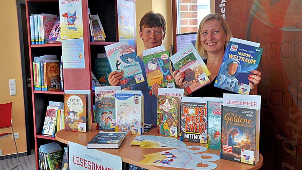 Bibliotheksleiterin Andrea Fischer (rechts) und ihre Kollegin Anja Bösinger freuen sich auf den Lesesommer XXL in der Stadtbibliothek in Stendal.