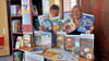 Bibliotheksleiterin Andrea Fischer (rechts) und ihre Kollegin Anja Bösinger freuen sich auf den Lesesommer XXL in der Stadtbibliothek in Stendal. 