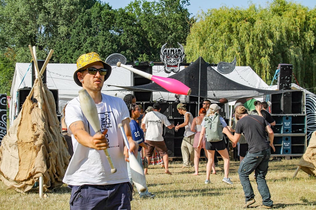 Vor dieser Bühne auf der Ziegelwiese tanzten Besucher den ganzen Tag über zu hartem Techno.