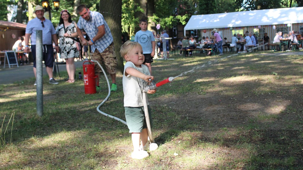 Früh übt sich, wer einmal Feuerwehrmann werden will. Für die Kinder gab es ein paar Betätigungsmöglichkeiten beim Midsommerfest in Bärenthoren.