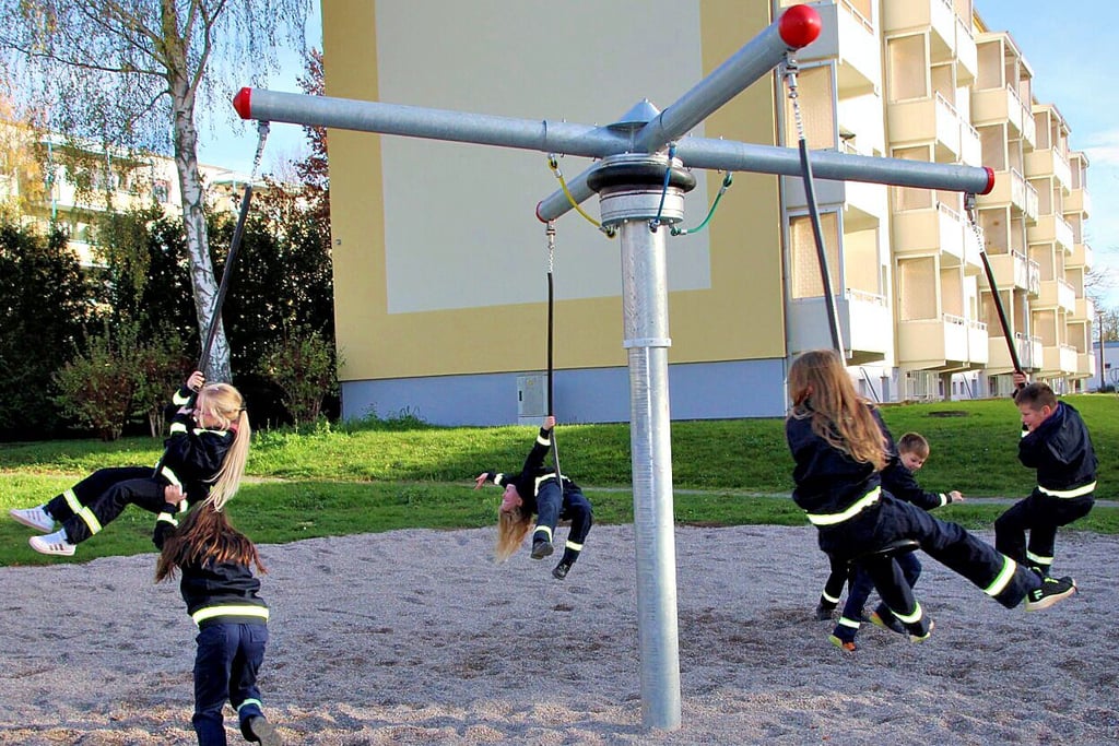 Da war das „Hally Gally“ ganz neu. Kinder der Sangerhäuser Kinderfeuerwehr bei der Einweihung des Spielgeräts im Jahr 2022. Mittlerweile ist es kaputt und musste abgebaut werden