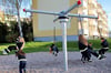 Da war das „Hally Gally“ ganz neu. Kinder der Sangerhäuser Kinderfeuerwehr bei der Einweihung des Spielgeräts im Jahr 2022.  Mittlerweile ist es kaputt und musste abgebaut werden 