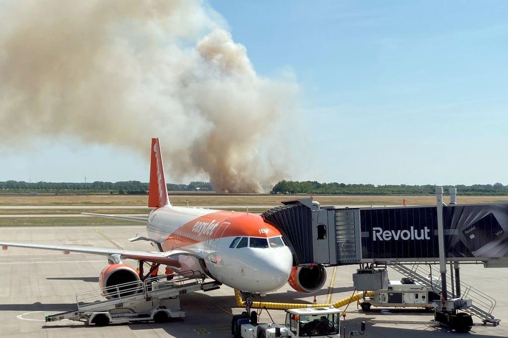 Ein Brand auf einem Getreidefeld ganz in der Nähe des Flughafens BER erzeugt auch bei Fluggästen Aufmerksamkeit.