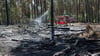 Ein Waldbrand in Lindow bei Neuruppin hat zu einem stundenlangen Feuerwehreinsatz geführt.