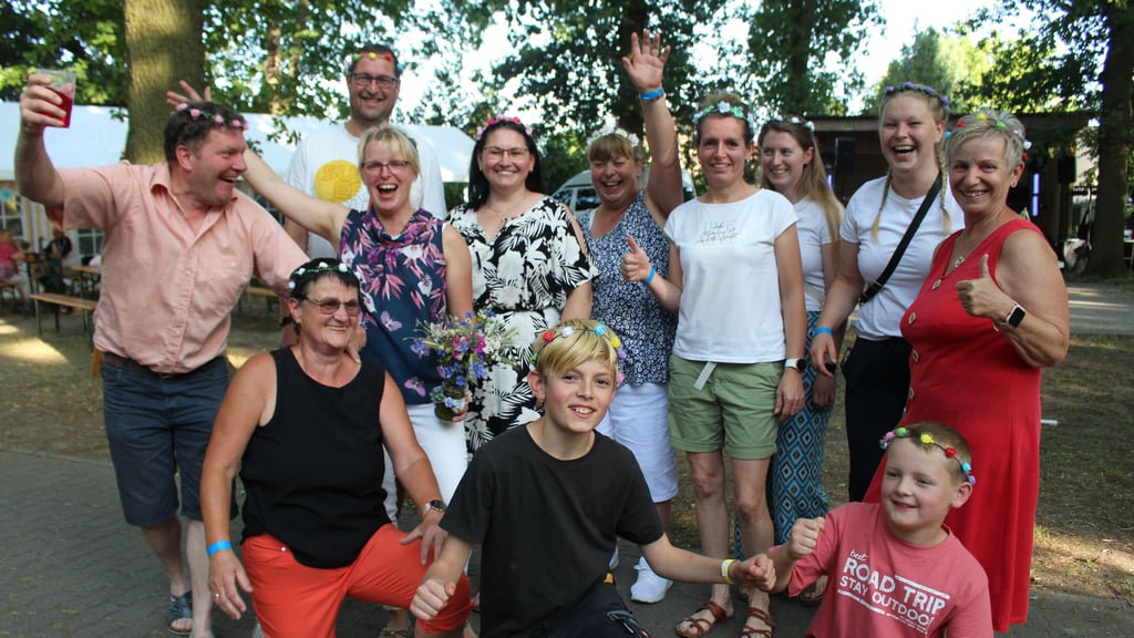 Erstmal fand in Bärenthoren ein Midsommerfest statt. Dazu hatten sich die Leute der Ortschaft und Gäste mit passenden Haarschmuck geschmückt.