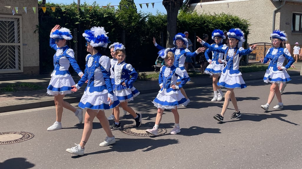 Der Gerwischer Carneval Club grüßt die Schaulustigen an der Straße, als sich der Festumzug vom Kreuzberg zur Dorfmitte bewegte.