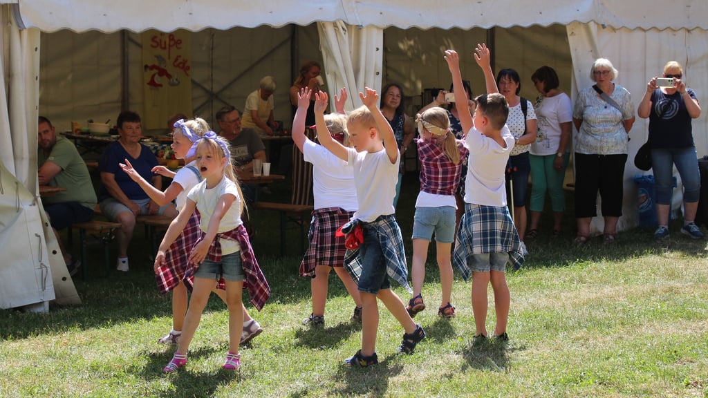Die Kindertanzgruppe des Güterglücker Karnevalsverein präsentierte sich beim Güterglücker Dorffest.