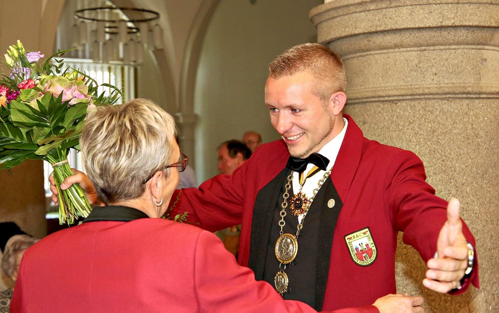 Thomas Leinweber wurde mit dem Kunst- und Kulturpreis ausgezeichnet und zahlreiche Bernburger kamen zum Gratulieren.